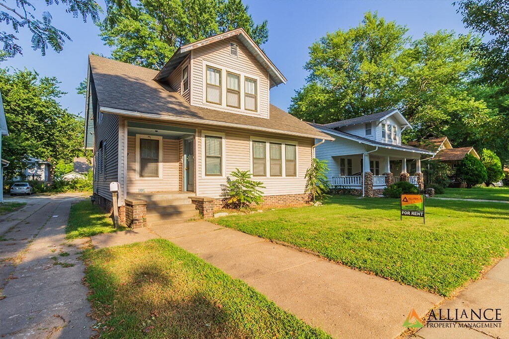 326 N 16th St in Manhattan, KS - Building Photo