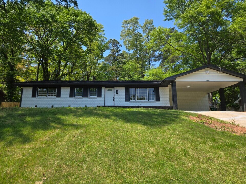 2401 Winshire Dr in Decatur, GA - Building Photo