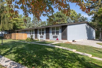 Aspen Grove ~ Discover the Simplicity of Cottage Living on the River in Marysville, MI - Foto de edificio - Building Photo