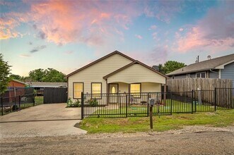 907 Colorado River Dr in Granbury, TX - Building Photo - Building Photo