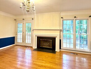 106 Oak Spring Ct in Chapel Hill, NC - Foto de edificio - Building Photo