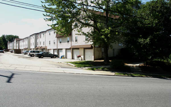 Kimberly Mews Condominiums in Folcroft, PA - Foto de edificio