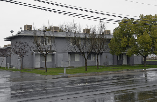 1001 E Yosemite Ave in Madera, CA - Building Photo - Building Photo