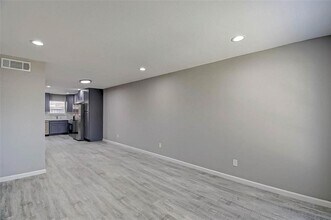 1104 W Tri Oaks Ln in Houston, TX - Building Photo - Building Photo
