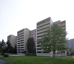 965 Inverhouse Dr in Mississauga, ON - Building Photo