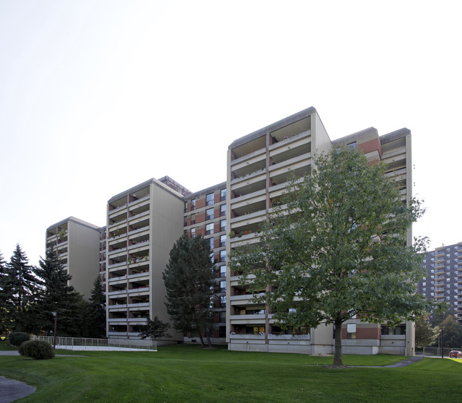 965 Inverhouse Dr in Mississauga, ON - Building Photo - Primary Photo