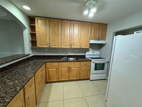 8060 Fairview Dr in Tamarac, FL - Building Photo - Building Photo