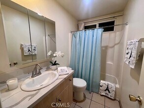 22855 Vanowen St, Unit 4 in Los Angeles, CA - Building Photo - Building Photo