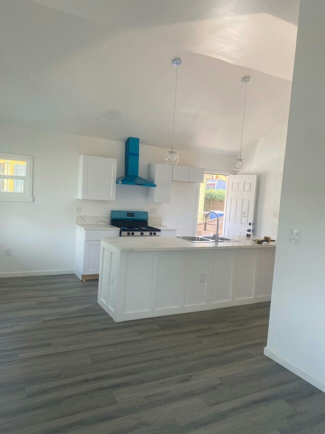 4619 S Raymond Ave in Los Angeles, CA - Building Photo - Building Photo