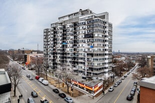 Le St-Regis in Montréal, QC - Building Photo
