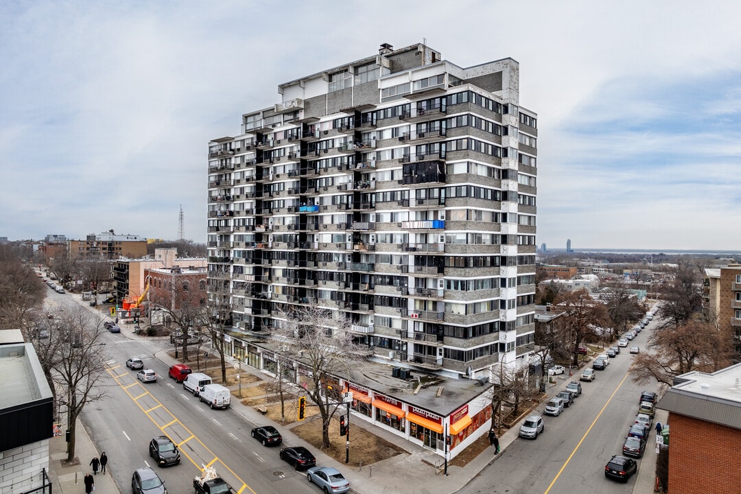 Le St-Regis in Montréal, QC - Building Photo