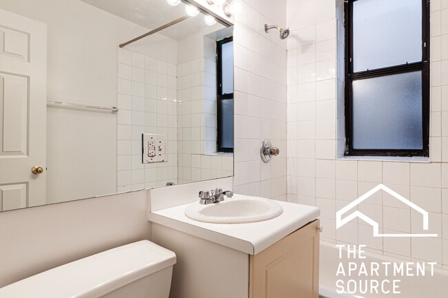 923 W Dickens Ave, Unit 202 in Chicago, IL - Foto de edificio - Building Photo