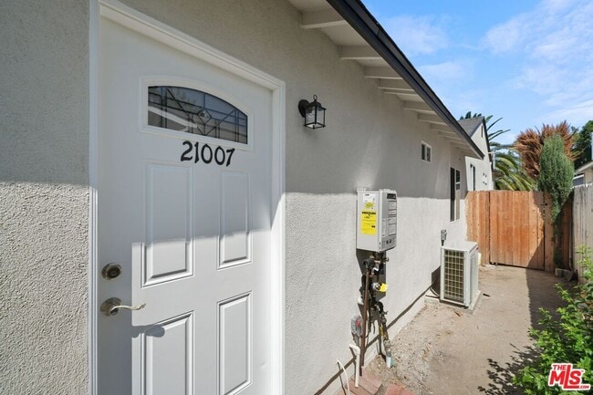 21007 Saticoy St in Los Angeles, CA - Building Photo - Building Photo