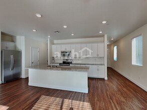 327 Cape Seville Pl in Henderson, NV - Foto de edificio - Building Photo