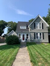 244 Wales St, Unit 1 in Abington, MA - Foto de edificio - Building Photo