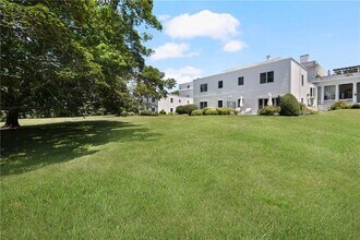 553 Bellevue Ave in Newport, RI - Building Photo - Building Photo