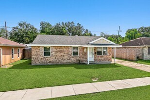 369 Pat Dr in Avondale, LA - Building Photo