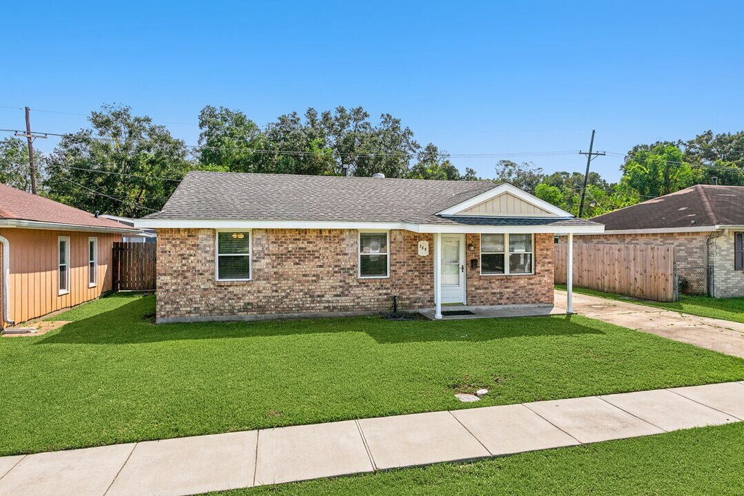 369 Pat Dr in Avondale, LA - Building Photo