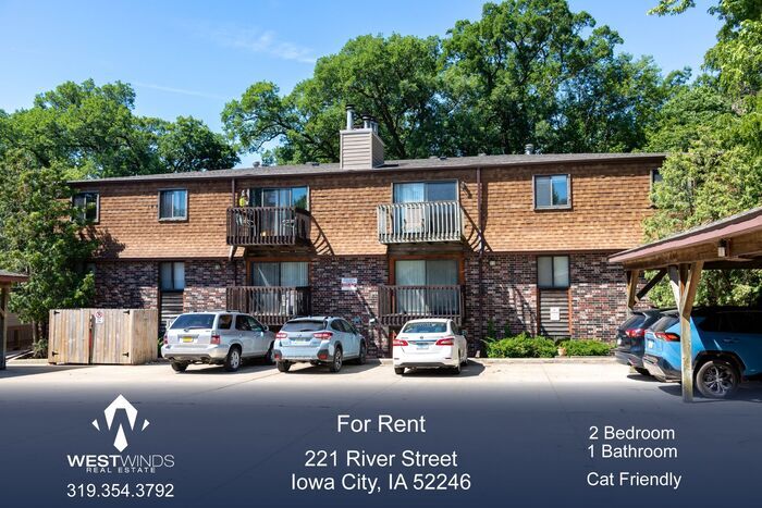 221 River St in Iowa City, IA - Building Photo