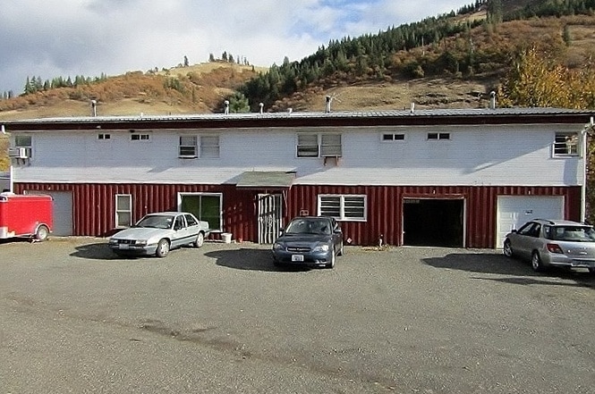 81 Teachers Aly in Klickitat, WA - Foto de edificio