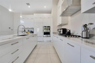 8279 NW 43rd St in Doral, FL - Building Photo