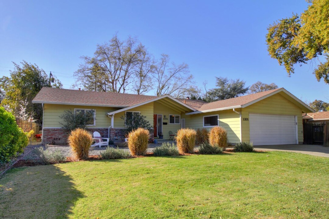 1201 Oak Ave in Davis, CA - Building Photo