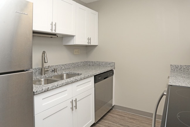 St. Vallerie Apartments in La crosse, WI - Building Photo - Interior Photo