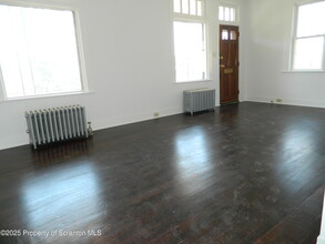 127 Pine St in Throop, PA - Building Photo - Building Photo