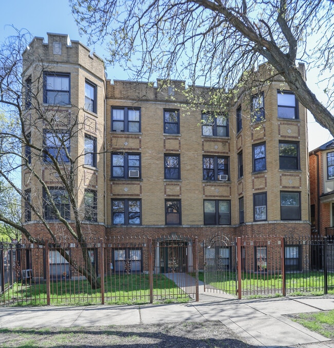 property at 4254 N Clark St