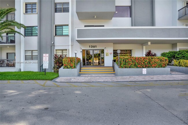 1301 NE 7th St, Unit 408 in Hallandale Beach, FL - Building Photo - Building Photo