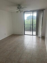 6301 N University Dr, Unit 310 in Tamarac, FL - Foto de edificio - Building Photo