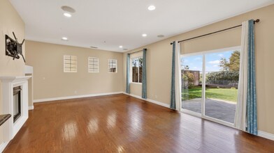 63 Potters Bend in Mission Viejo, CA - Foto de edificio - Building Photo