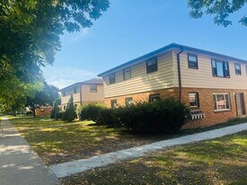 Pine Pointe Apartments in Waukesha, WI - Building Photo