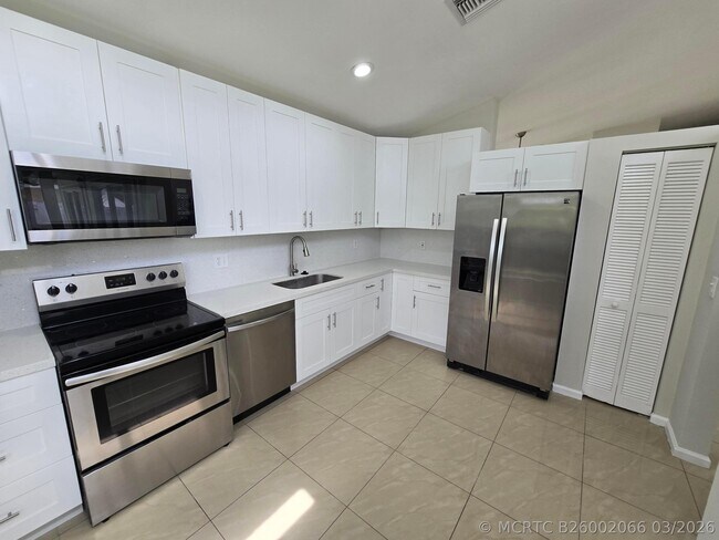 1041 Fairfax Cir W