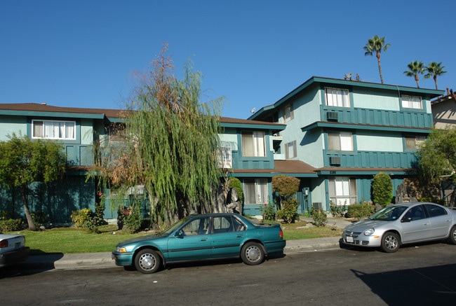 Pine Crest Villa in San Gabriel, CA - Foto de edificio - Building Photo