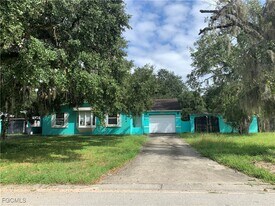 4064 E Sunflower Cir in La Belle, FL - Building Photo