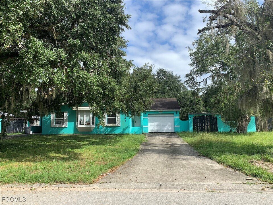 4064 E Sunflower Cir in La Belle, FL - Building Photo