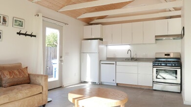 710 Amador Ave, Unit 710 B in Seaside, CA - Foto de edificio - Building Photo