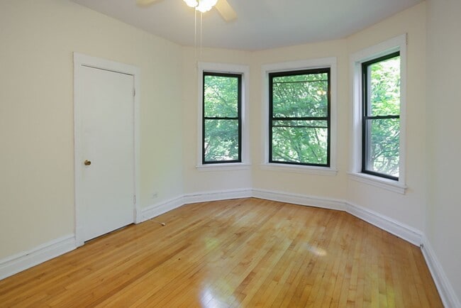 2326 N Southport Ave, Unit 2F in Chicago, IL - Building Photo - Building Photo