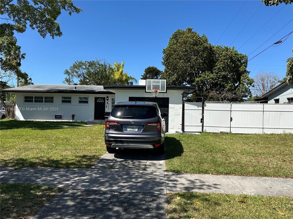 20710 Gulfstream Rd in Cutler Bay, FL - Building Photo