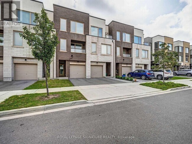 212 Huguenot Rd in Oakville, ON - Building Photo - Building Photo