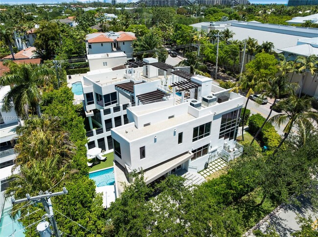 property at 548 Fernwood Rd