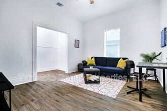 226 Porter St in San Antonio, TX - Foto de edificio - Building Photo