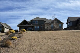 2202 NE Steinbeck Dr in Bentonville, AR - Building Photo