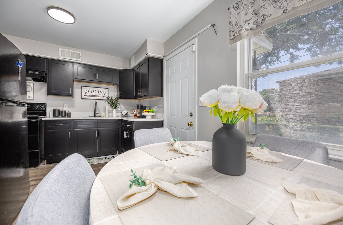 Eden Brooke Townhomes in Columbus, OH - Building Photo