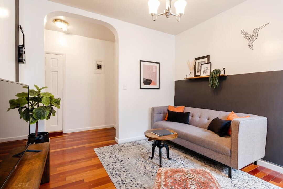 350 E 53rd St in New York, NY - Building Photo