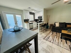 302 S J St, Unit Apt A in Lake Worth Beach, FL - Foto de edificio - Building Photo