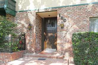 129 S Canon Dr in Beverly Hills, CA - Building Photo - Building Photo