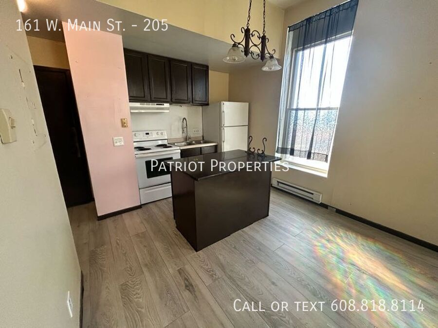 161 W Main St-Unit -205 in Whitewater, WI - Foto de edificio