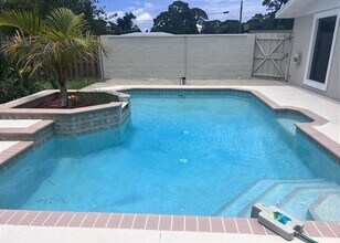 2136 Brueckner Dr in Sarasota, FL - Building Photo - Building Photo